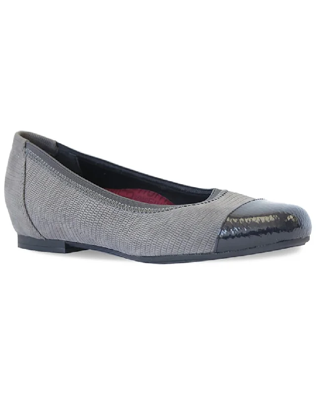 Luxury flats with lofts-Munro Danielle II Nubuck/Patent Flat